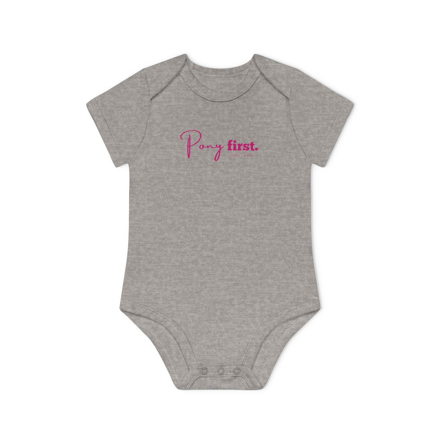 Pony First Baby Body – Pferdeliebe Body | Stall Baby Outfit | Reitsport Geschenkidee